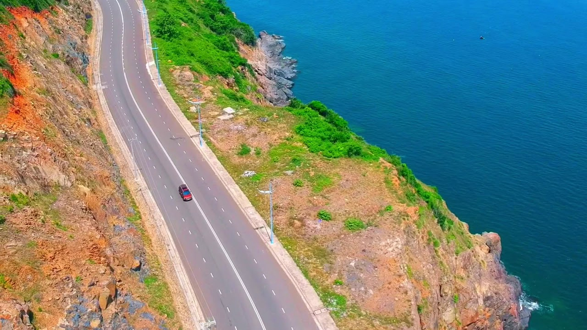 Cung đường biển thơ mộng tại đèo Lương Sơn