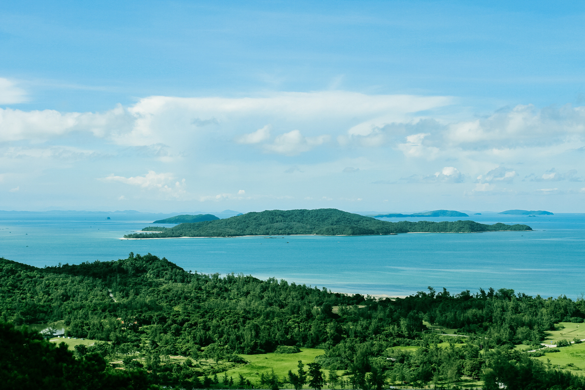 Small Co To Island (Co To Con) is a hidden paradise with white sand beaches, crystal-clear waters, and zero residents