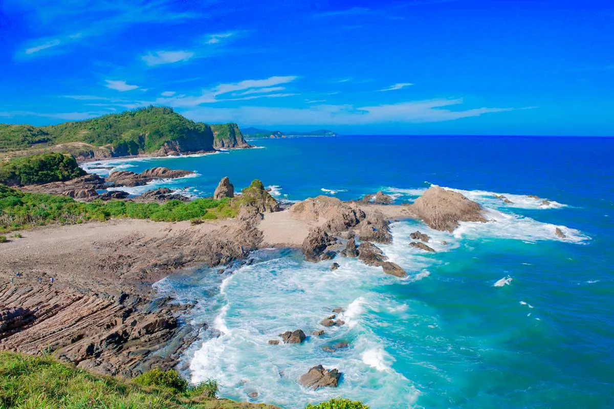 Famous for its pristine beaches like Van Chay, Hong Van, and Tinh Yeu (Love) Beach, Co To offers a quiet escape far from the crowds