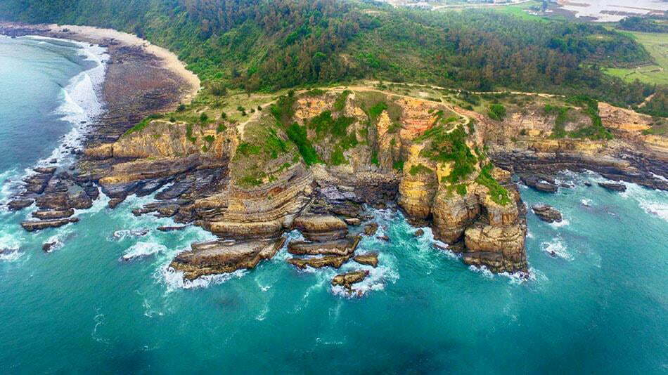 Co To Island is a stunning hidden gem located in the northeast region of Quang Ninh Province, Vietnam