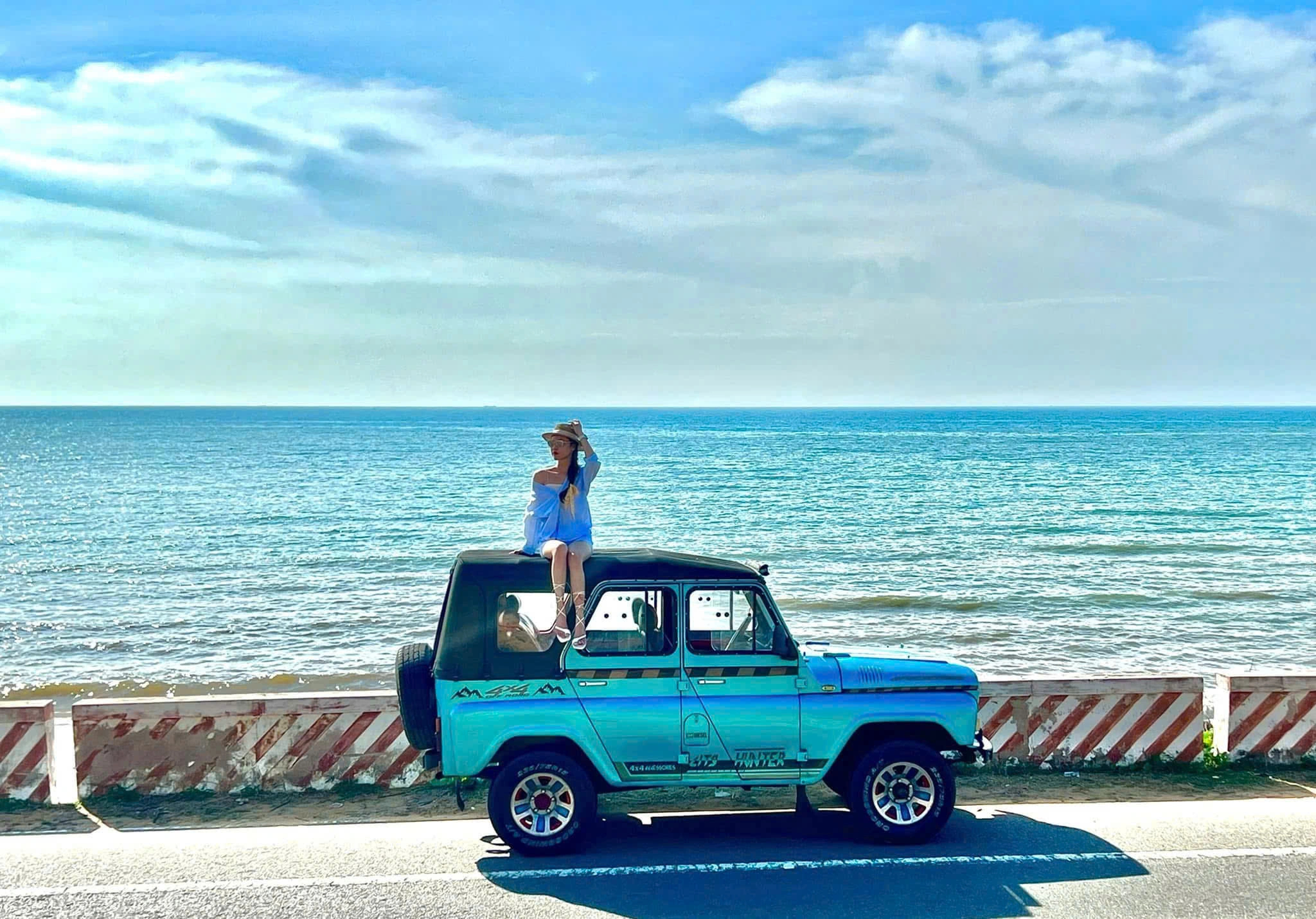 Bạn có thể lựa chọn taxi để để bắt trọn vẻ đẹp yên bình của biển Thùy Vân đang chỉ trong vài phút