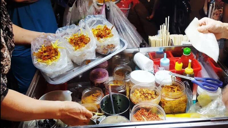 At Ky Con Walking Street, the night comes alive with sizzling seafood, grilled skewers, fresh sugarcane juice, and the laughter of locals and travelers alike