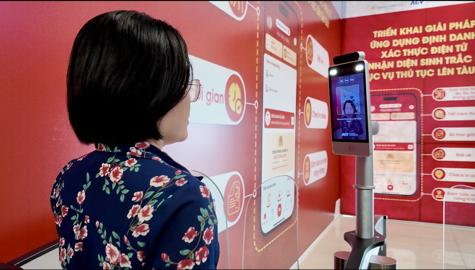 Tại sân bay, Quý khách có thể đến hệ thống xác thực eKYC để check-in nhanh, tiết kiệm thời gian xuất trình giấy tờ