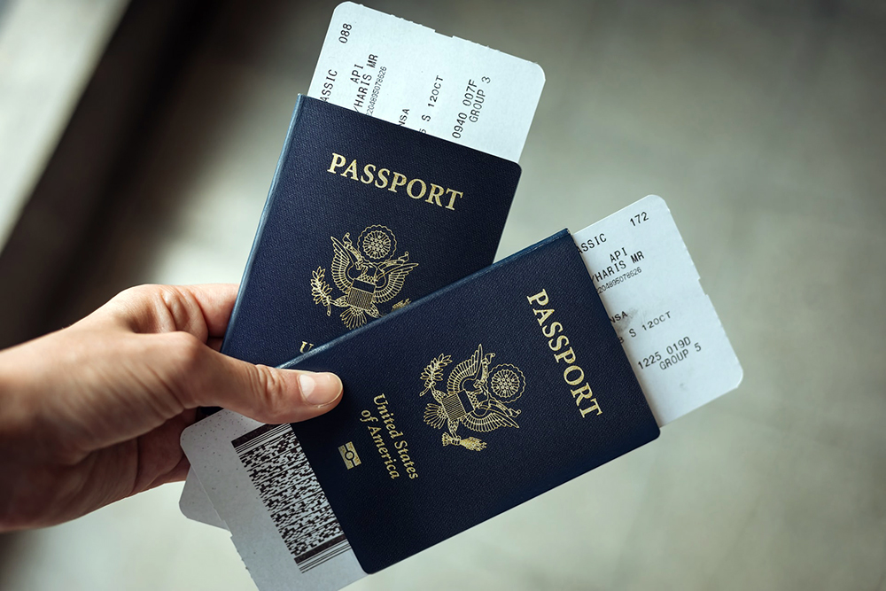 Hành khách cần xuất trình hộ chiếu, visa hoặc các loại giấy tờ khác theo quy định để làm thủ tục bay quốc tế