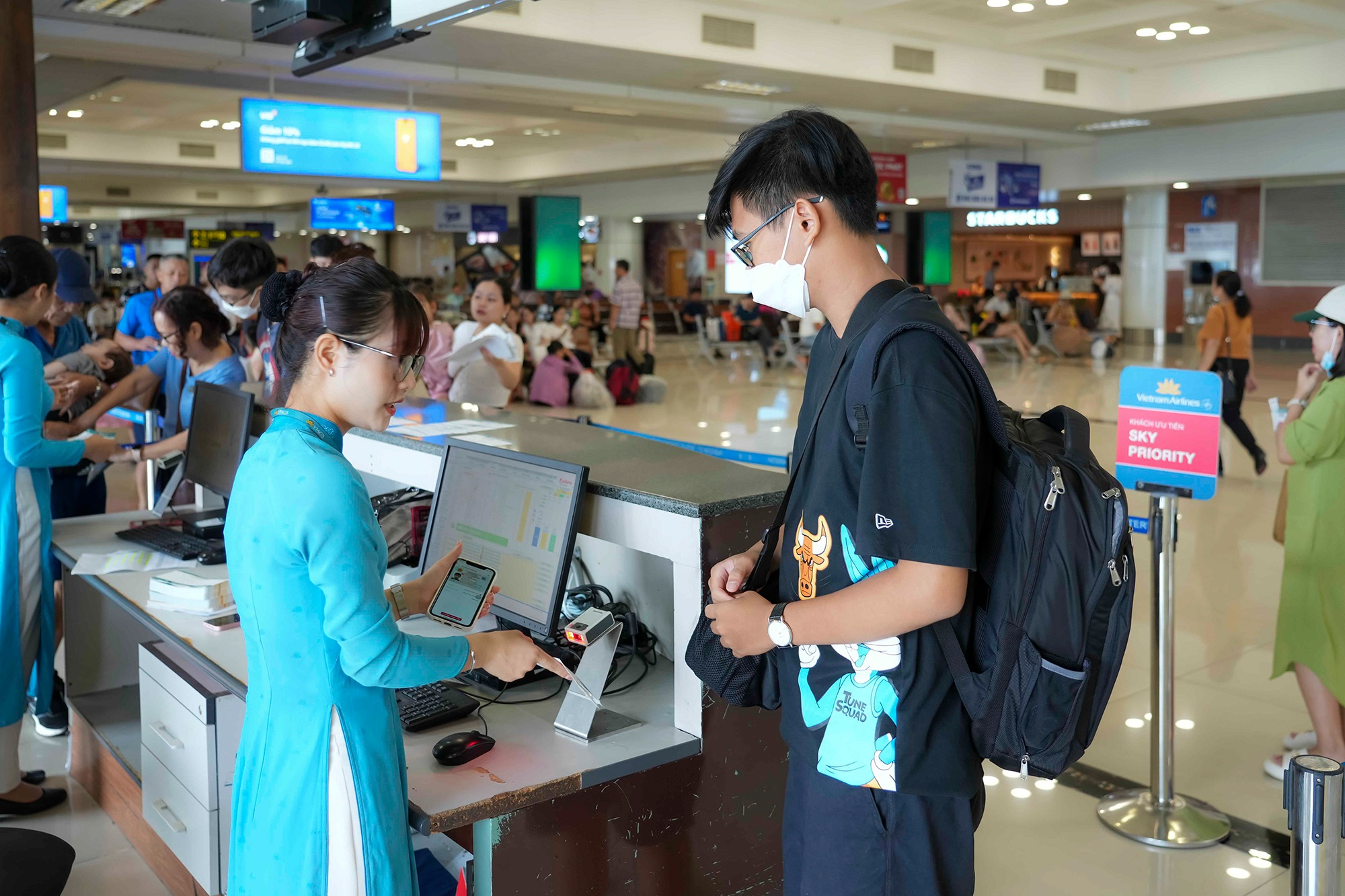 Nếu sân bay chưa có thiết bị eKYC, Quý khách có thể mở CCCD đã tích hợp trong ứng dụng VNeID để xuất trình