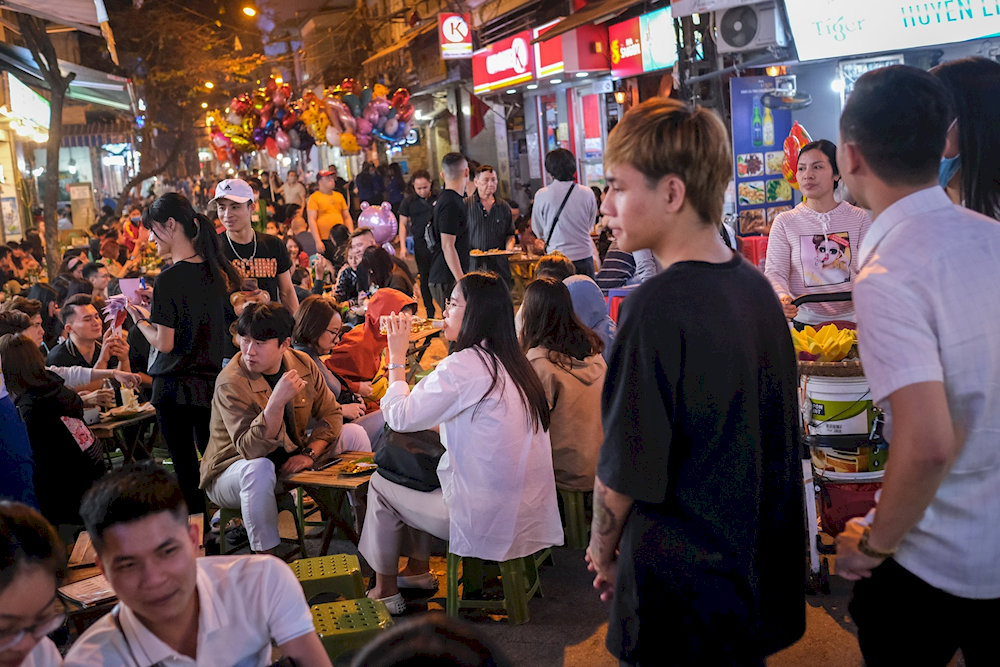 Ta Hien Beer Street comes alive at night with cold drinks, street food, and the buzz of both locals and tourists