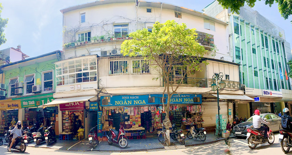 Dinh Le Book Street attracts book lovers with its cozy bookstores and quiet literary atmosphere