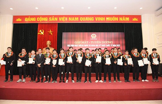 Vietnam Airlines trao tặng phần thưởng học sinh đạt giải Olympic và Khoa học Kỹ thuật quốc tế năm 2022