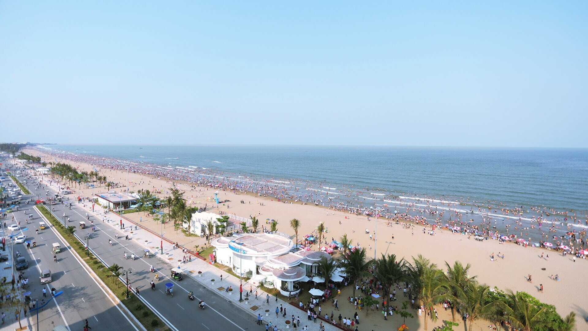 Bãi biển Sầm Sơn không chỉ là điểm đến giải nhiệt mùa hè mà còn là nơi lý tưởng cho các chuyến tham quan, nghiên cứu văn hóa, lịch sử 