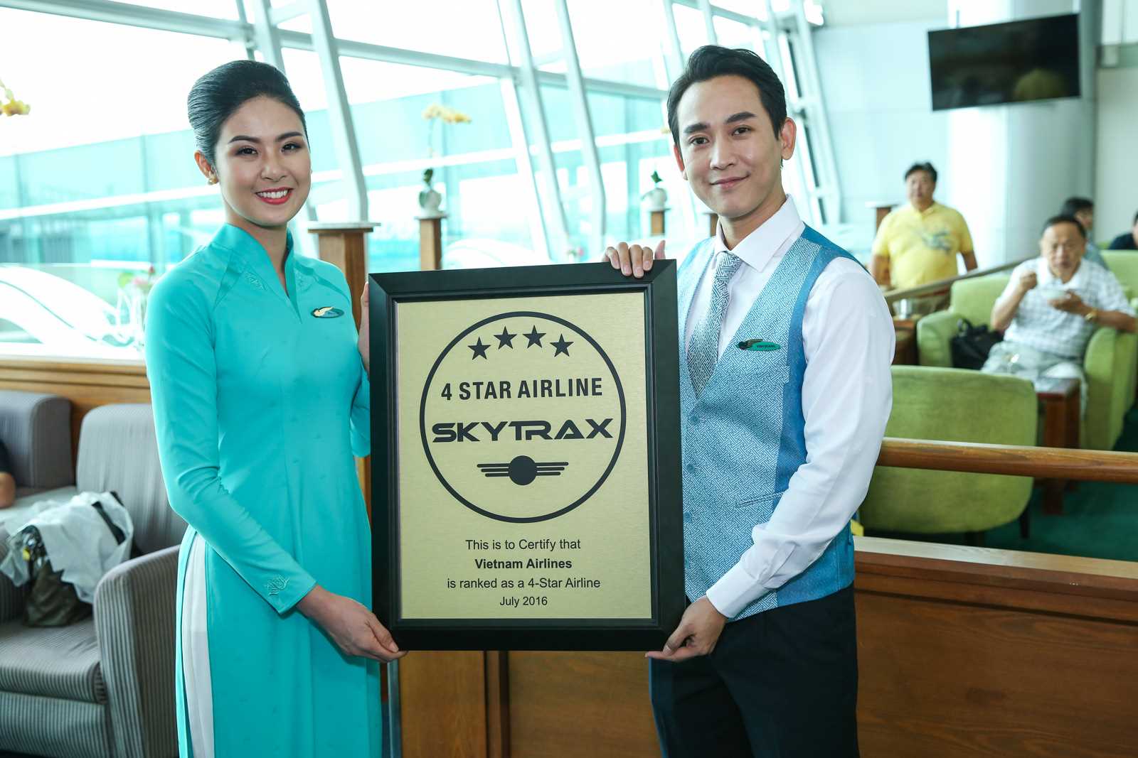 Ngọc Hân, Hứa Vĩ Văn và phi hành đoàn chụp ảnh cùng chứng chỉ 4 sao