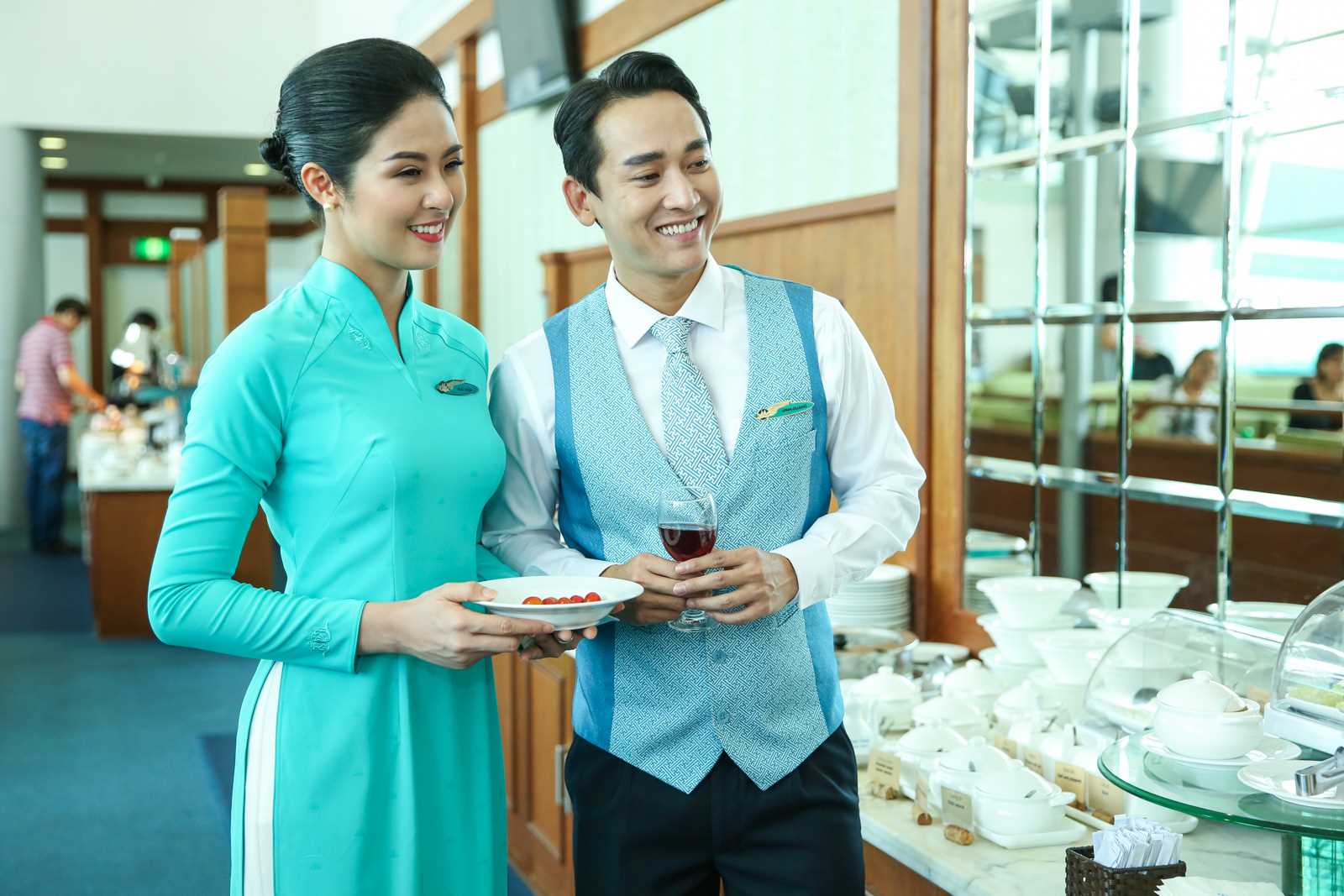 Ngọc Hân và Hứa Vĩ Văn trải nghiệm dịch vụ tại phòng chờ thương gia của VNA