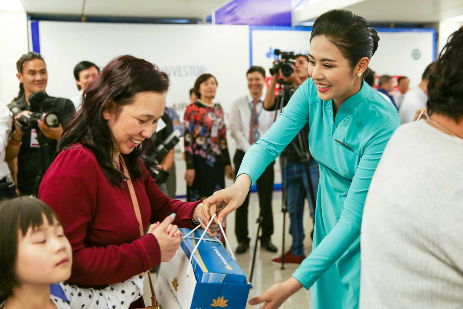 Hoa hậu Ngọc Hân và diễn viên Hứa Vĩ Văn tặng quà cho hành khách trên chuyến bay đặc biệt
