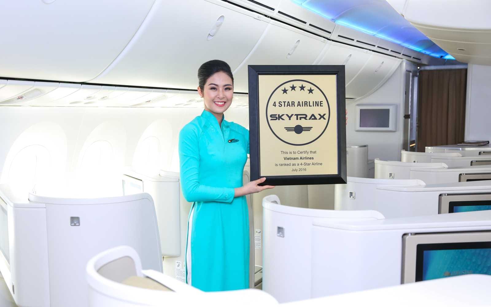 Ngọc Hân, Hứa Vĩ Văn và phi hành đoàn chụp ảnh cùng chứng chỉ 4 sao