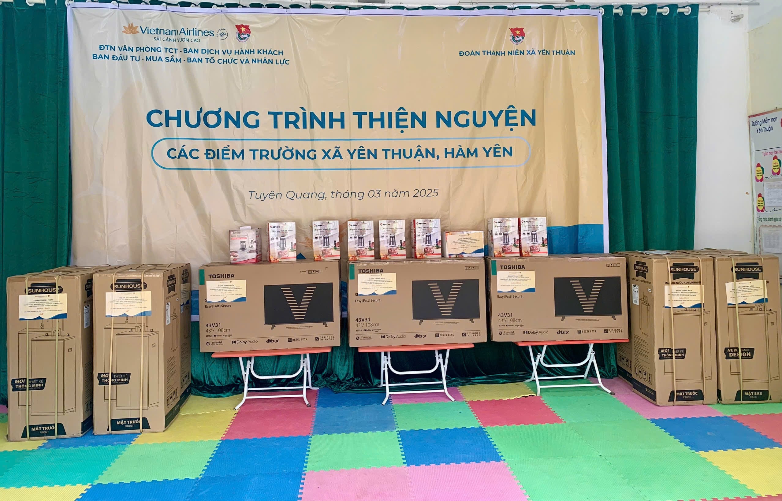 Trao-yeu-thuong-den-cac-diem-truong-tinh-Tuyen-Quang-7.jpg