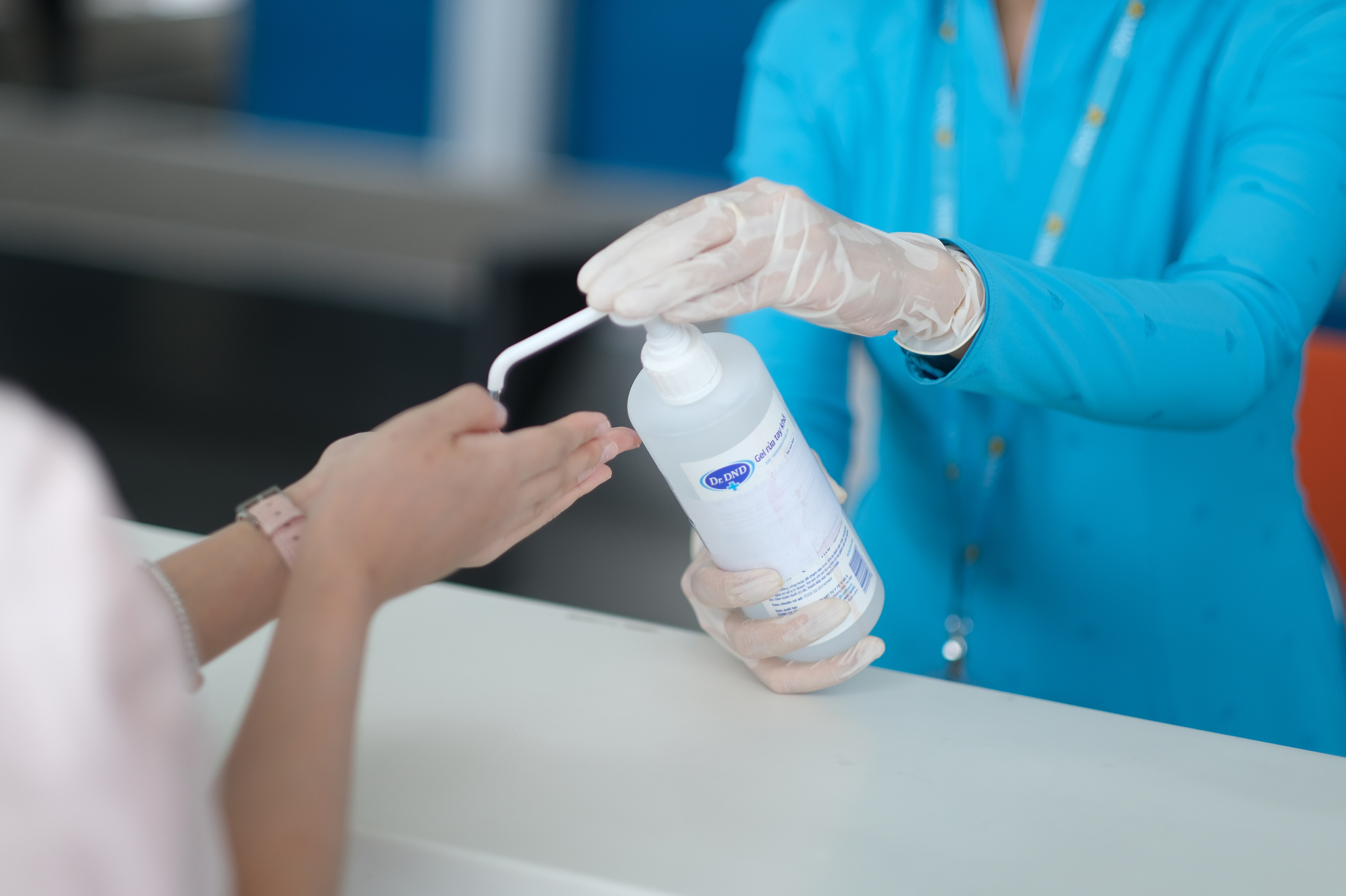 hanh khach rua tay.JPG