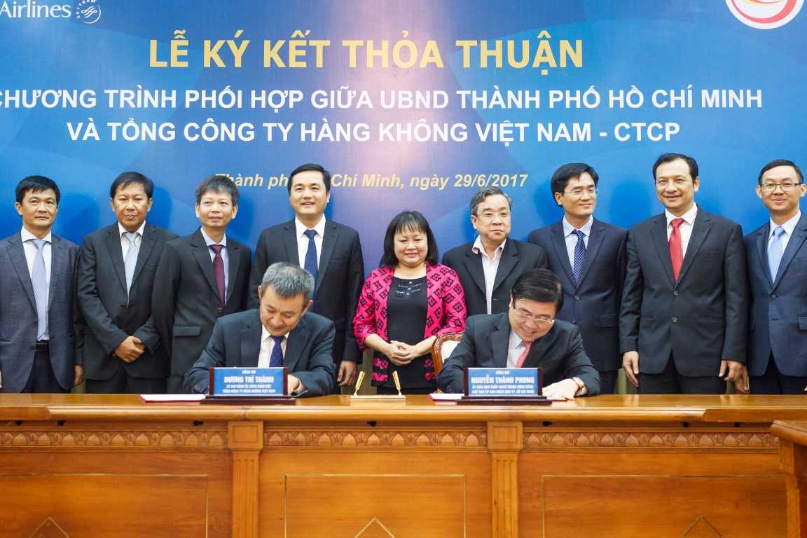 Chu tich UBND TPHCM va TGD VNA ky ket thoa thuan hop tac