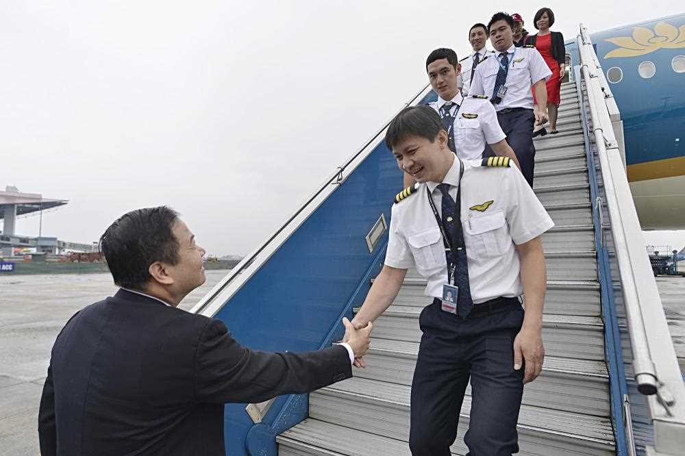 Dai dien lanh dao VNA chao don to bay va may bay A350 thu 5