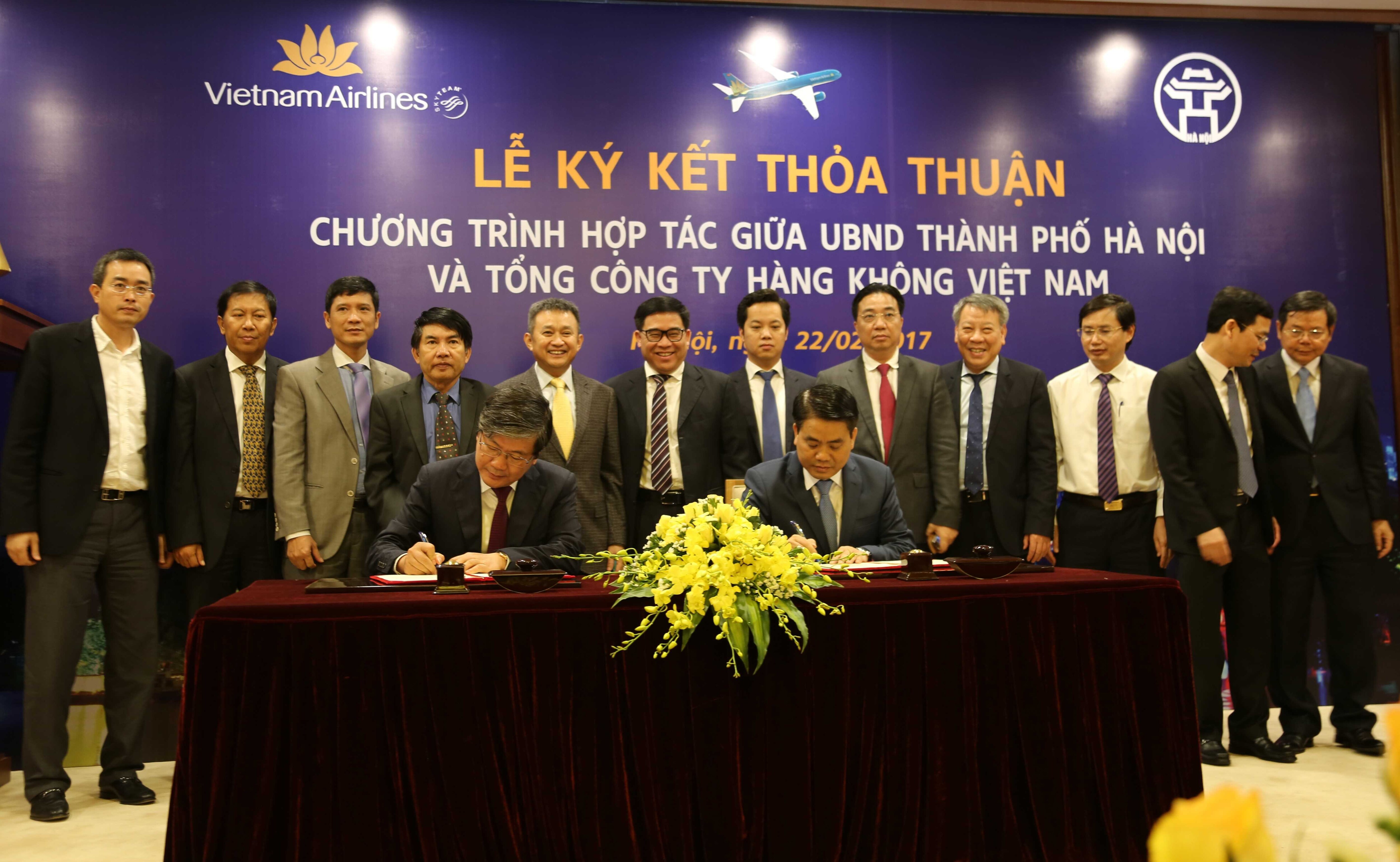 Chủ tịch UBND thành phố Hà Nội Nguyễn Đức Chung và Chủ tịch HĐQT Vietnam Airlines Phạm Ngọc Minh ký kết và trao thỏa thuận hợp tác