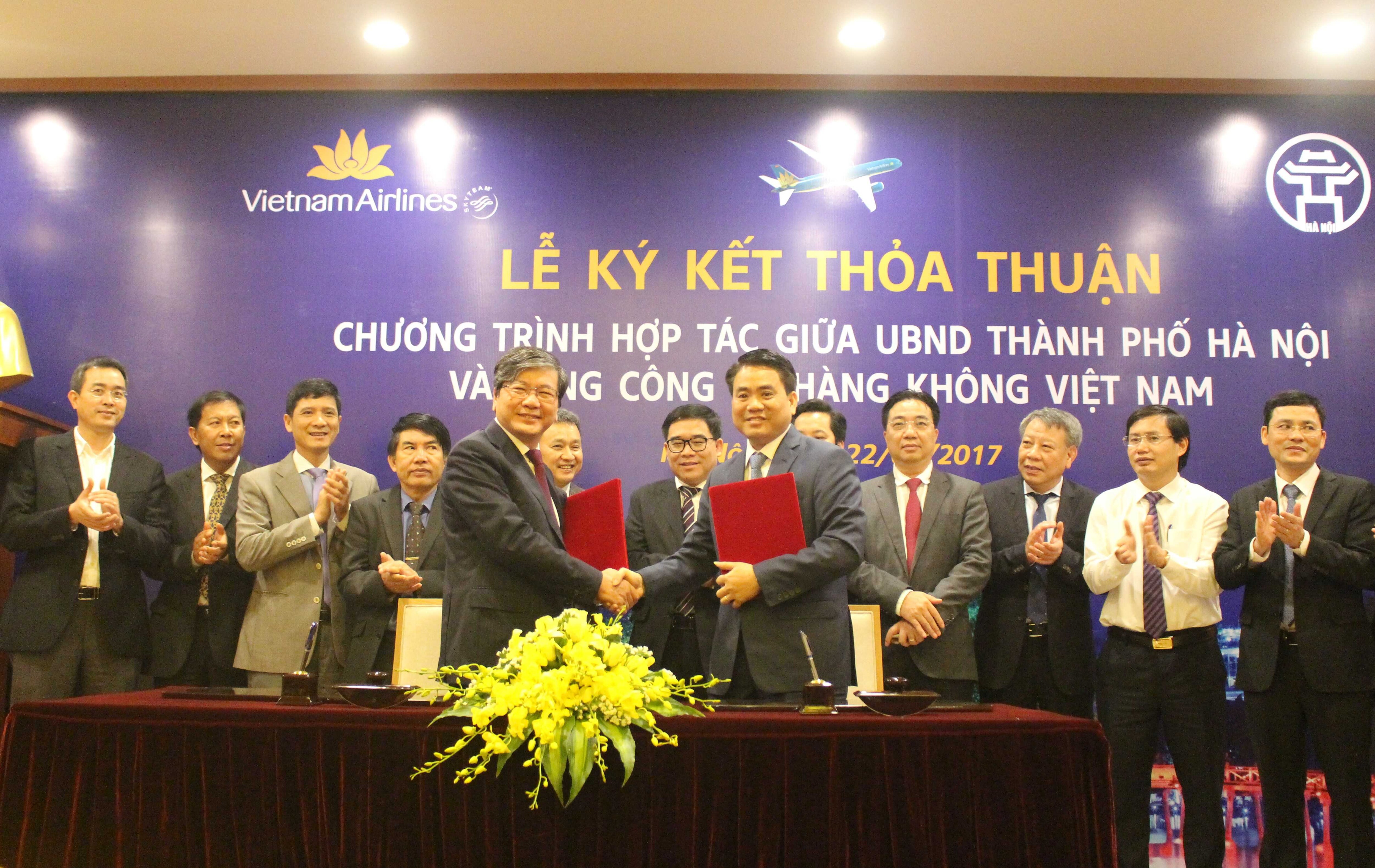 Chủ tịch UBND thành phố Hà Nội Nguyễn Đức Chung và Chủ tịch HĐQT Vietnam Airlines Phạm Ngọc Minh ký kết và trao thỏa thuận hợp tác