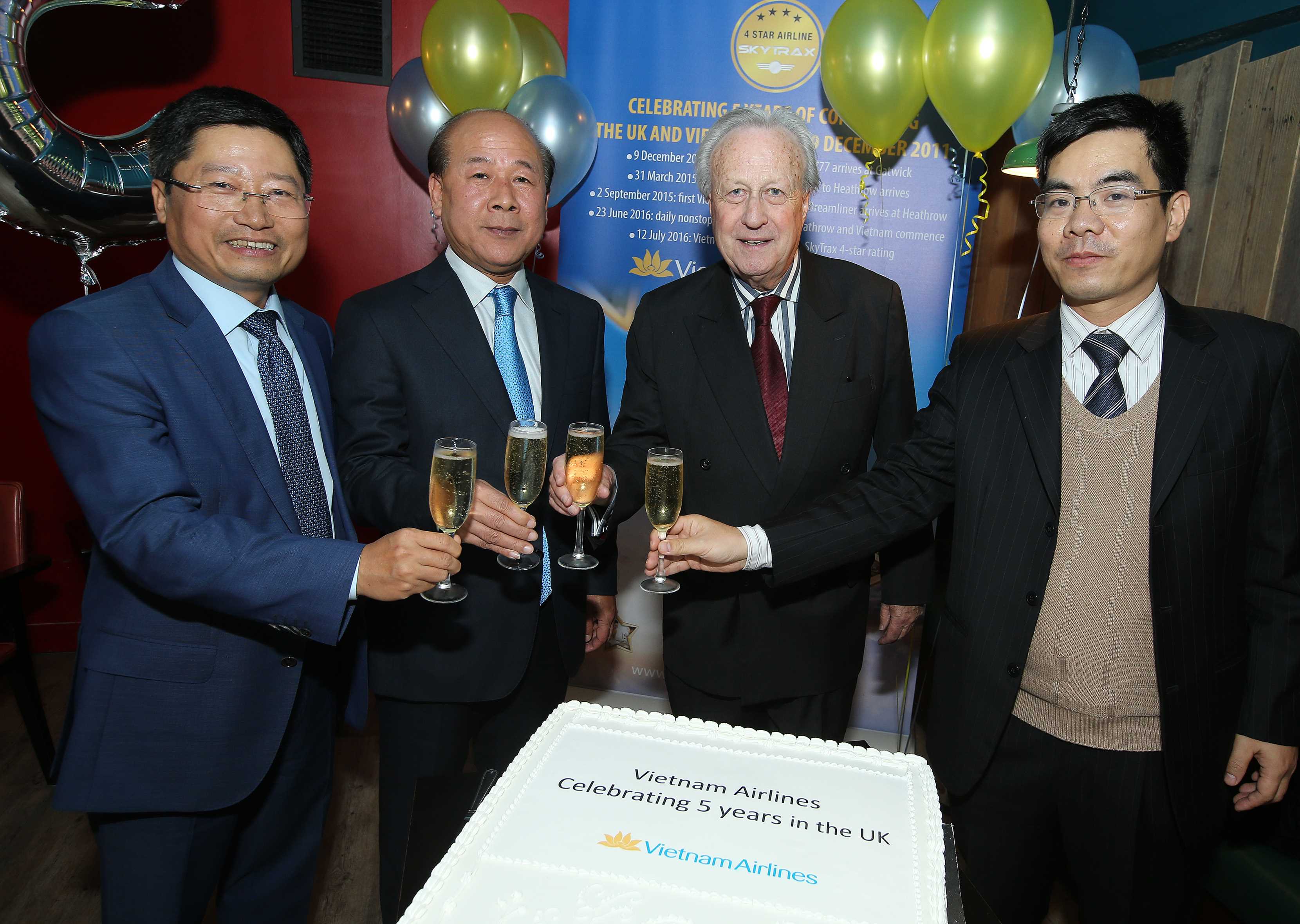 Thứ trưởng Bộ GTVT Nguyễn Văn Công (thứ 2 từ trái sang) chúc mừng Vietnam Airlines kỷ niệm 5 năm mở đường bay thẳng đi Anh.