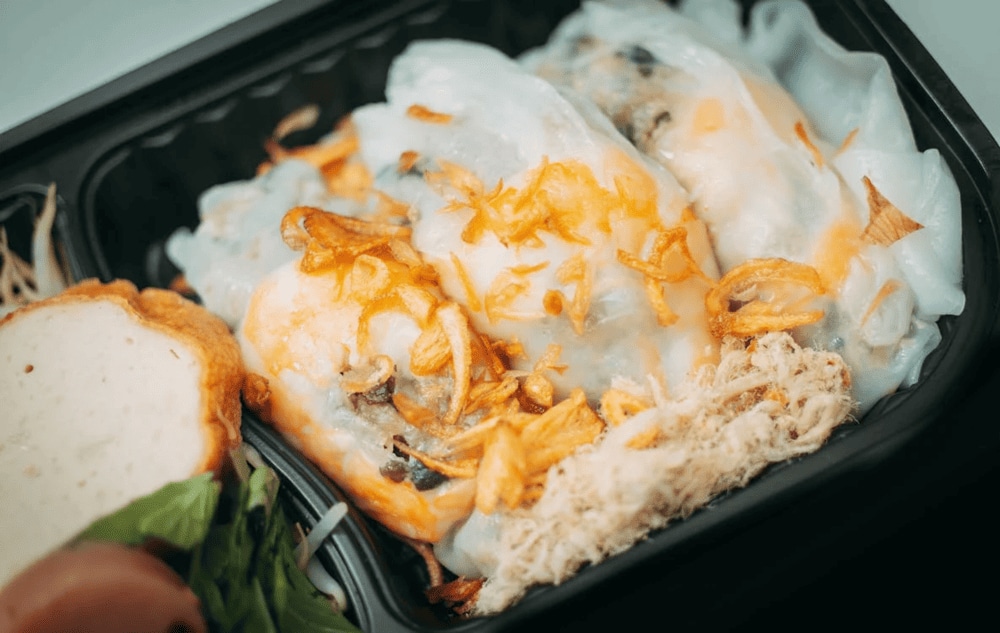 Steamed banh cuon, combining tender rice rolls with fragrant herbs and crunchy toppings (Source: Pexels)