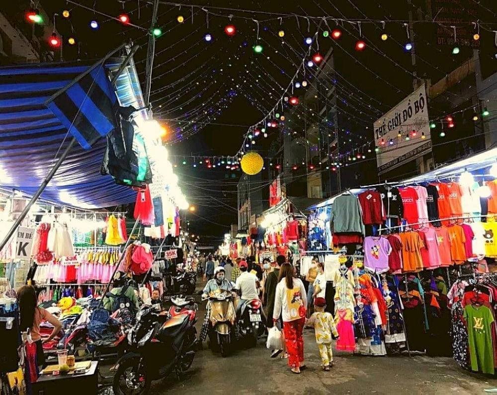 Ba Chieu night market attracts a large number of locals and tourists