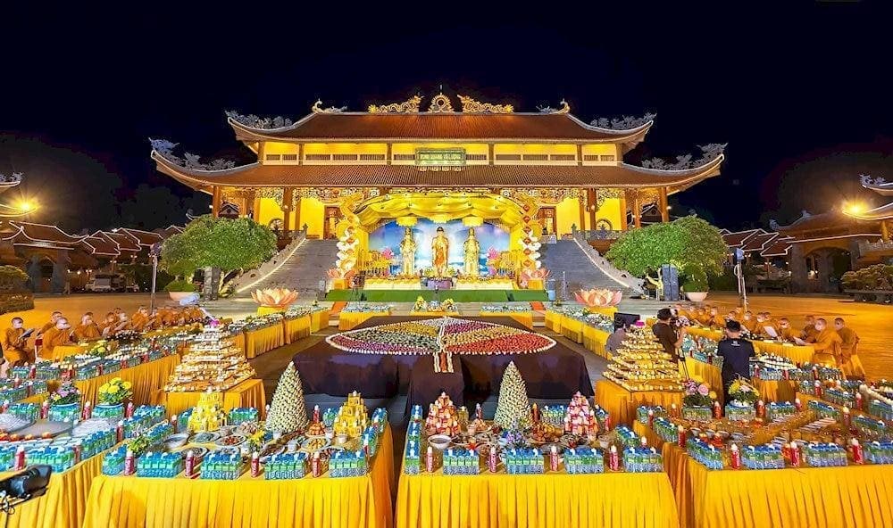 Ba Vang Pagoda shines with vibrant colors during the festival days
