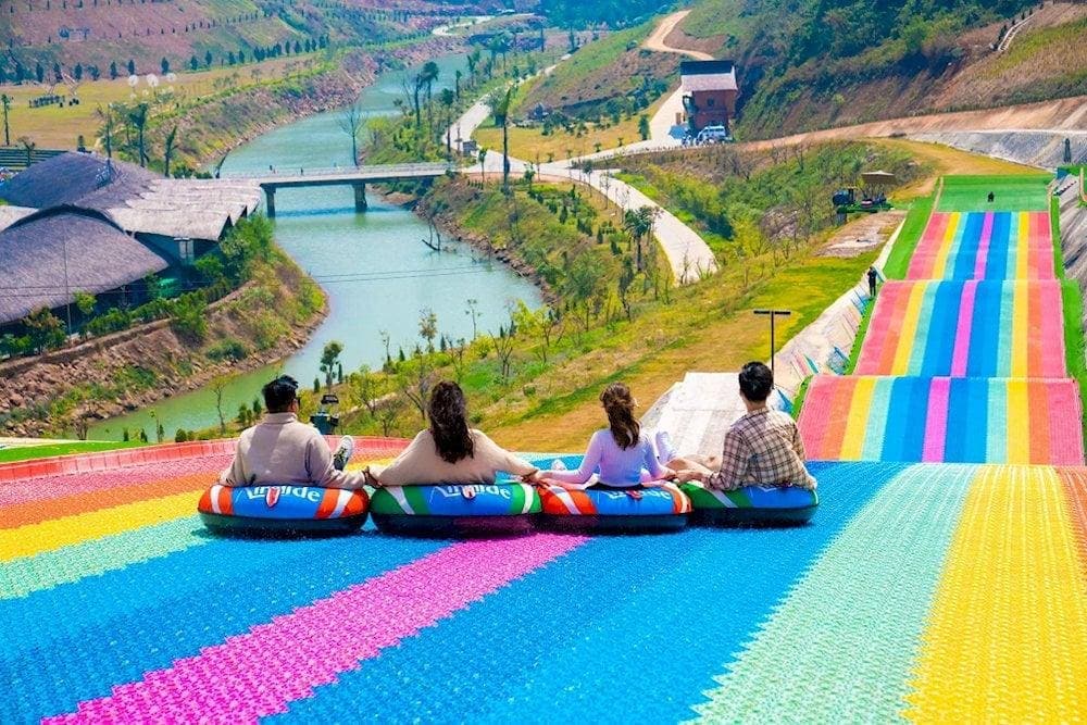 Besides Bach Long Glass Bridge, Moc Chau Island complex also offers a variety of entertainment and resort services