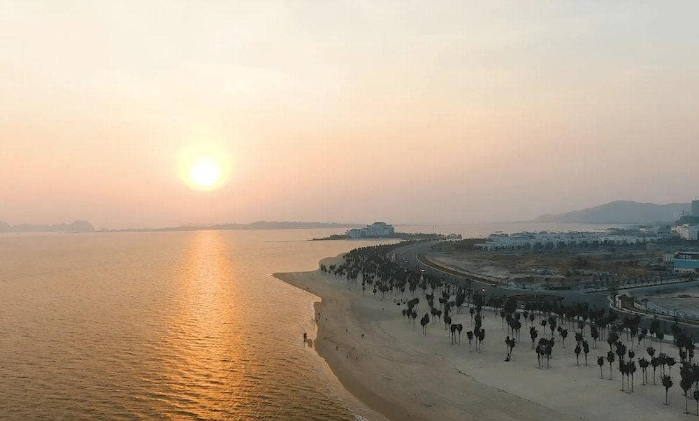 Bai Chay Beach is one of the famous tourist destinations in Ha Long, featuring an open and spacious environment along with many exciting beach activities