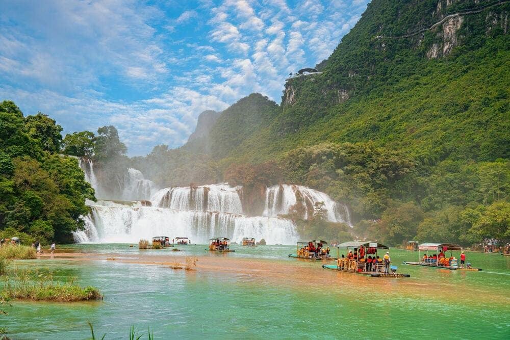 The bamboo raft tour at Ban Gioc Waterfall offers an affordable and unforgettable way to get close to the foot of the falls (Source: Freepik)