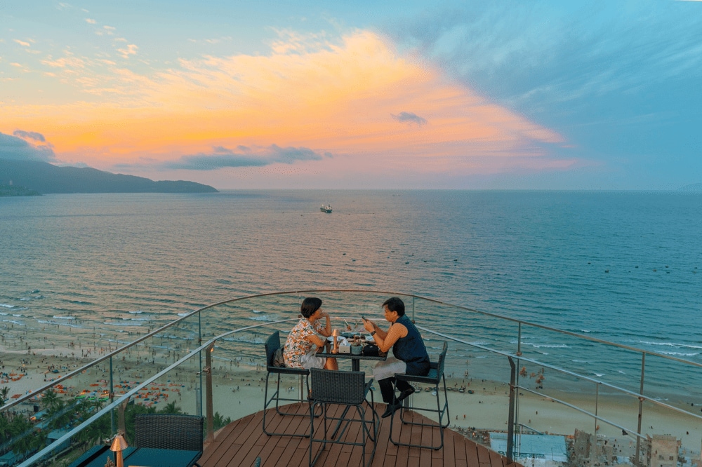 Sky 21 Bar & Bistro boasts a diverse menu that includes various soft drinks, coffees, cocktails, and premium alcoholic beverages. Signature offerings such as Magic of love or Gentle melody cocktail are not to be missed.