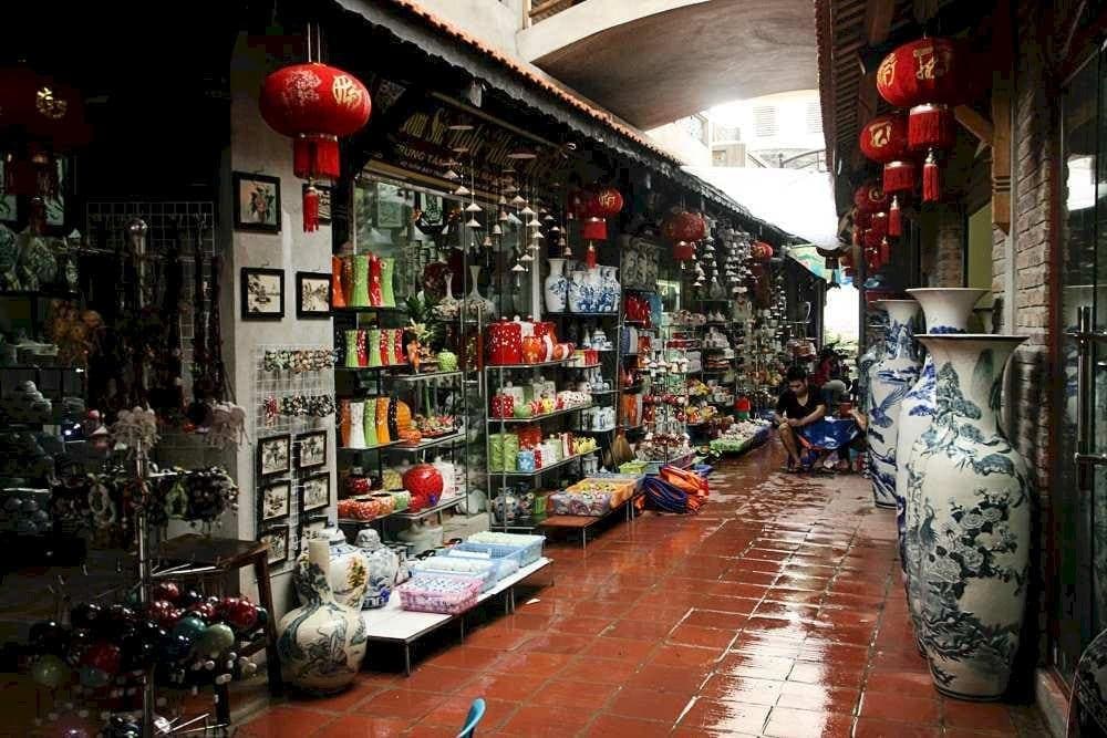 The Pottery Market in Bat Trang is a place where visitors can explore a vast array of ceramic goods, ranging from everyday functional items to exquisite decorative pieces