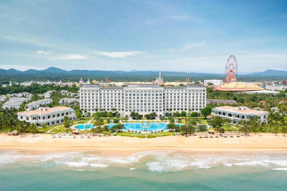 Long Beach Phu Quoc is famous for beachline resorts