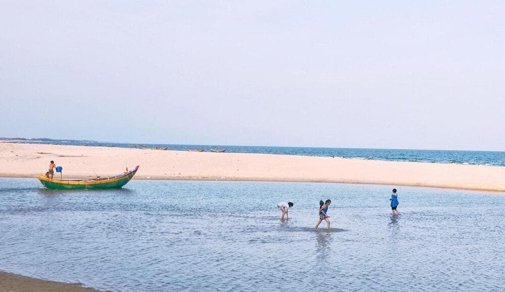 Suoi O Beach's extraordinary natural phenomenon showing two distinct blue water lines converging at white sand