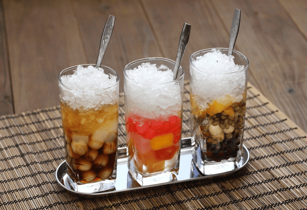 A cup of mixed sweet soup with beans and coconut milk is one of the refreshing summer dishes that you cannot miss (Source: Canva)