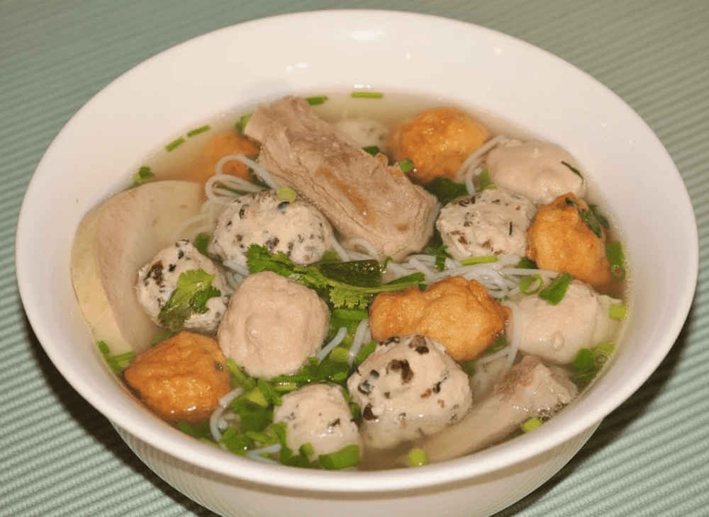 Bun moc with rich flavor, the moc is made from fresh meat, served with fresh green vegetables