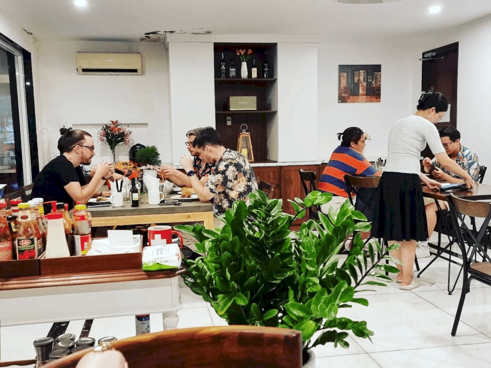 The space at Burger Joint Saigon feels open and airy, thanks to its high ceiling (Source: Burger Joint Saigon)