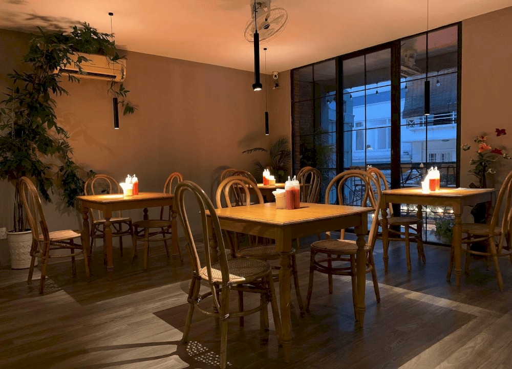 The space is both cozy and romantic, making it perfect for a family meal or a date night (Source: Phátcatkitchen)