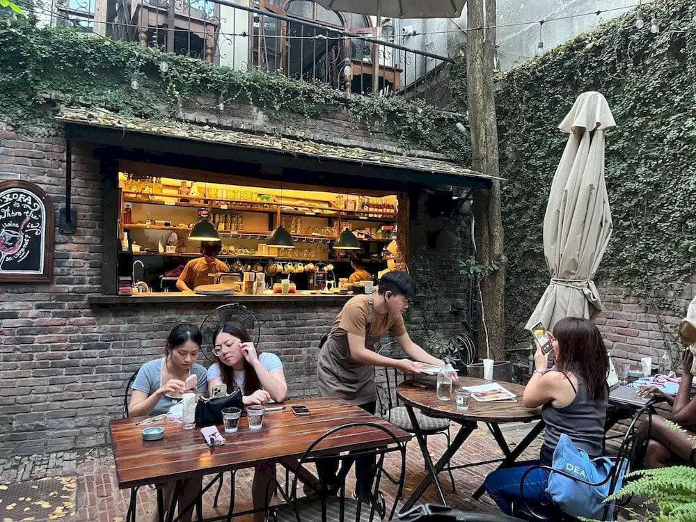 Comfortable sofas and warm lighting welcome you day and night