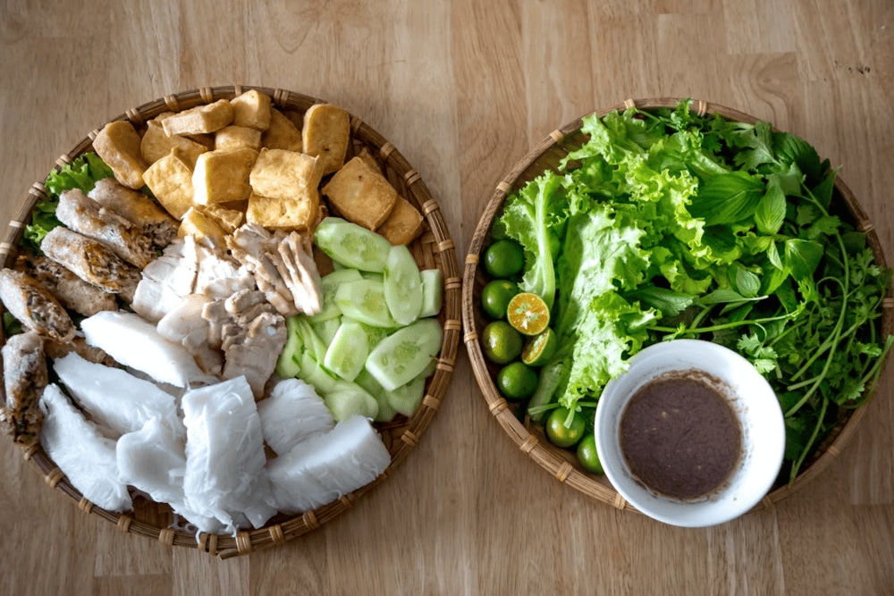 An enticing platter of bun dau with all the ingredients, full of Hanoi's culinary character (Source: Pexels)