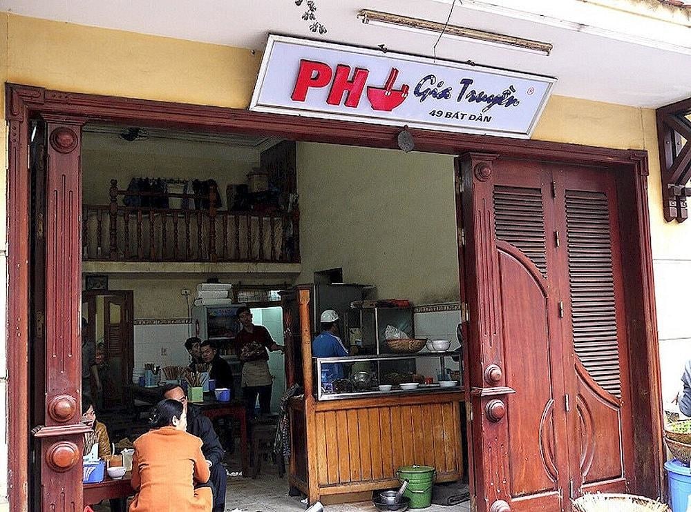 A time-honored gem where locals queue every morning for a taste of Hanoi’s most traditional beef pho