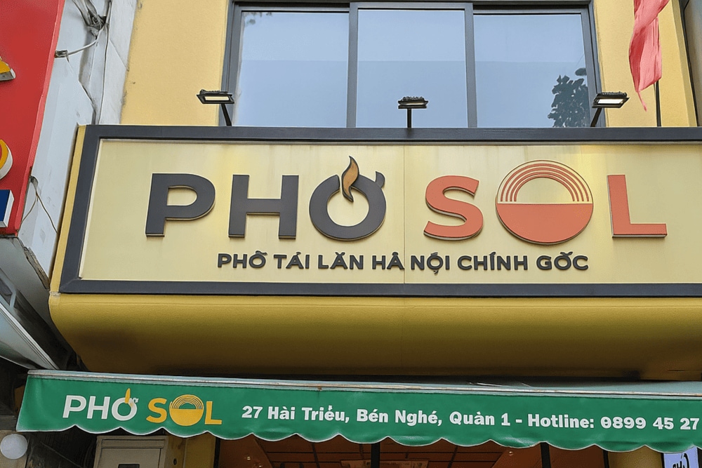 Situated in a high-end district, this spot attracts food connoisseurs seeking a refined pho experience