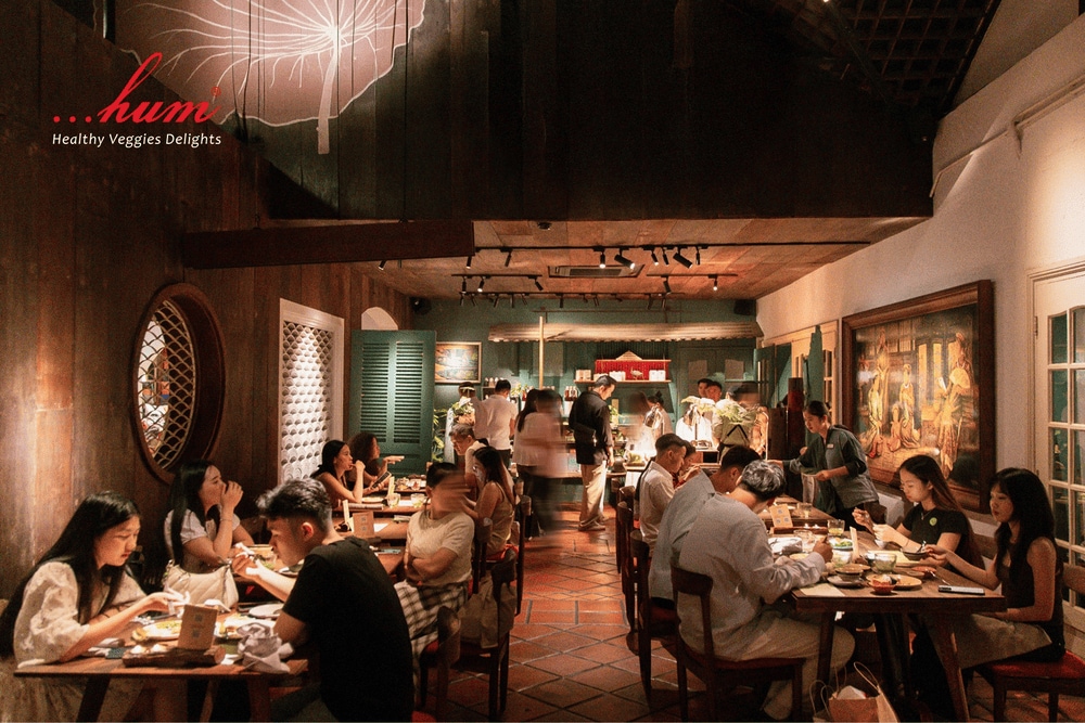 Hum Signature features a nature-inspired atmosphere with a lush garden and wooden interiors that offer a sense of peace and relaxation (Source: Hum - Healthy Veggies Delights)