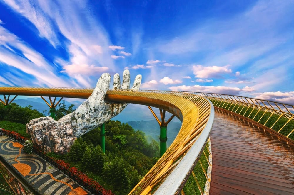 Wake up early to photograph the Golden Bridge bathed in the soft morning light or head to Ba Na Hills (Source: Internet)