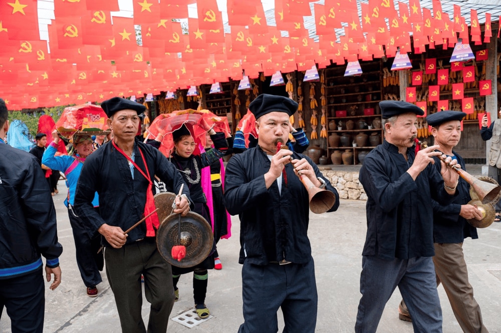 The event features folk games, costume parades, traditional music performances, and craft exhibitions in the Fansipan Legend area (Source: Fanpage Sun World Fansipan Legend)