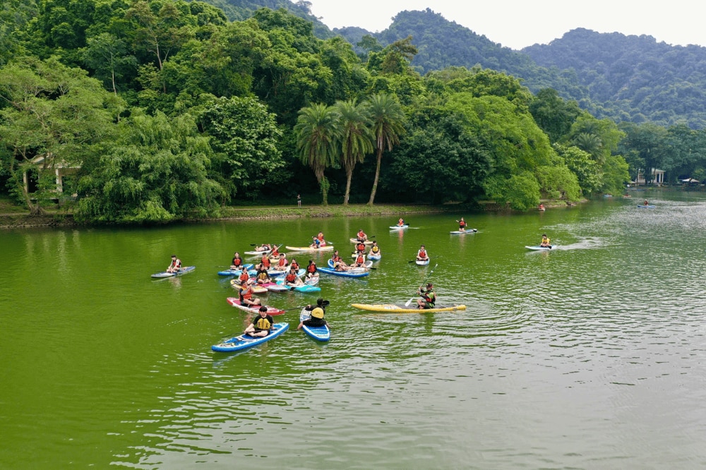 Kayaking amidst the untouched nature of Mac Lake – Cuc Phuong National Park (Source: Fanpage Vườn quốc gia Cúc Phương - Cuc Phuong National Park)