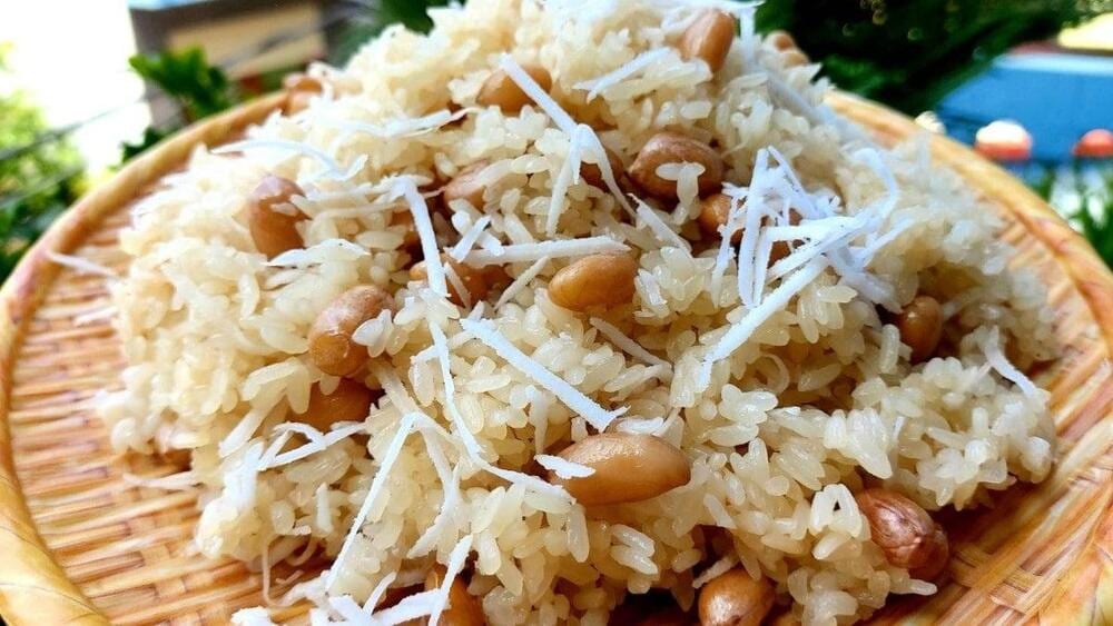 Glutinous rice that is soft and chewy, typically paired with either sweet or savory toppings like pork, peanuts, or mung beans