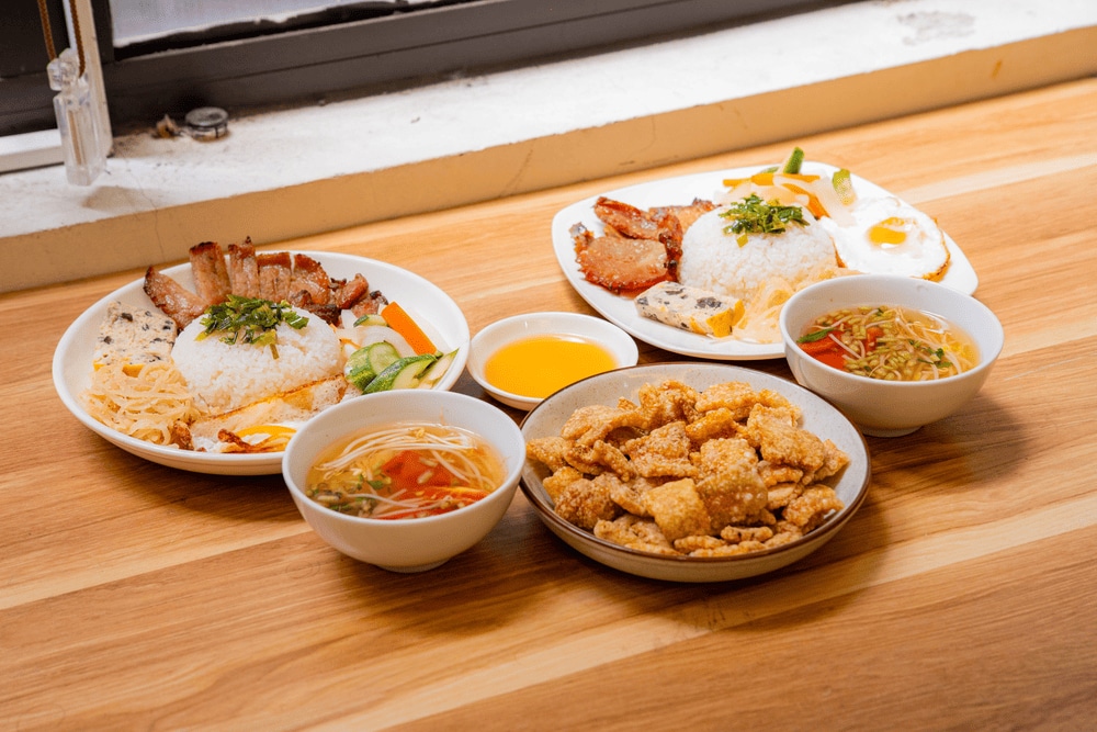 Thuy Linh Chau brings together grilled pork, egg meatloaf, pickles, and rice, all bathed in sweet chili sauce (Source: Fanpage Com Tam Thuy Linh Chau)