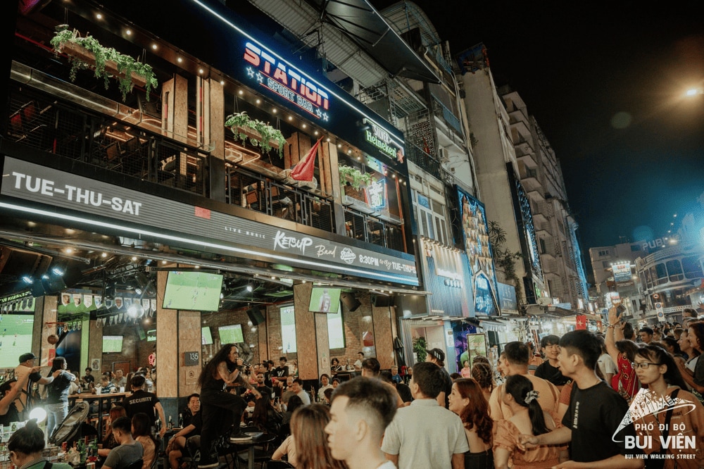 Bui Vien’s nightlife hub, where neon lights, live music, and endless energy create the ultimate party scene (Source: Fanpage Phố đi bộ Bùi Viện - Bui Vien Walking Street)