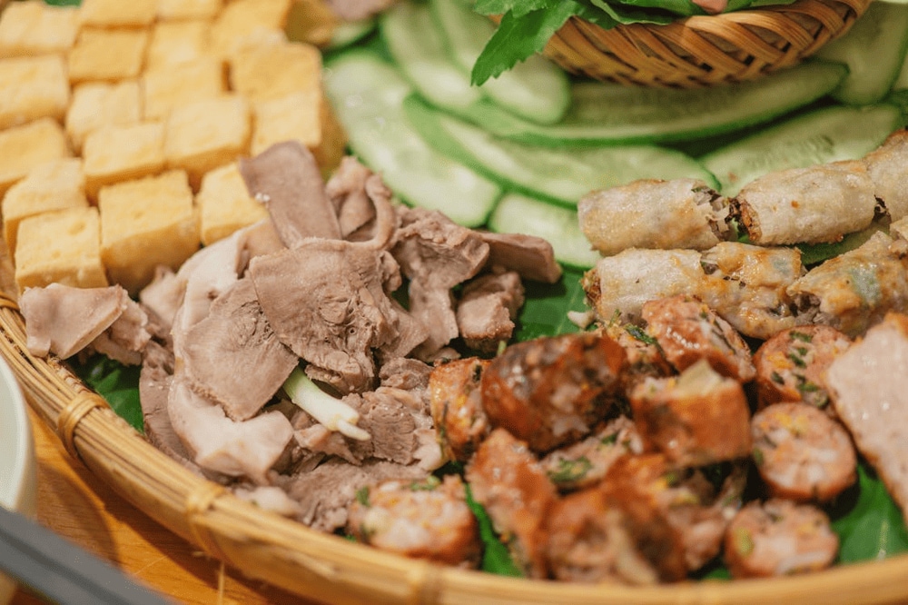 Bun dau mam tom stalls, with their plastic seats and bamboo trays, serve as a perfect representation of the casual spirit of Vietnamese street food culture (Source: Pexels)